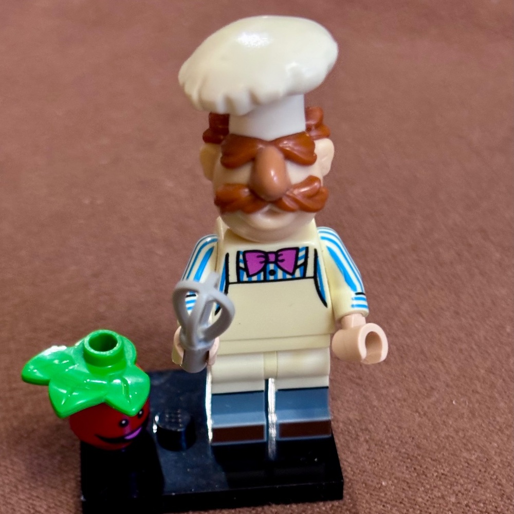 LEGO THE MUPPETS "Swedish Chef" with Stand, Accessories & Pamphlet